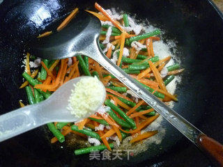 胡萝卜带豆炒里脊肉的做法步骤：13
