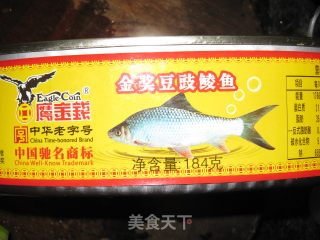 豆豉鲮鱼炒苦瓜的做法步骤：2