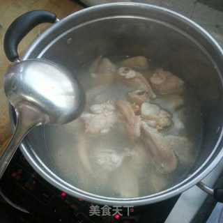 土豆炖鸡的做法步骤：2