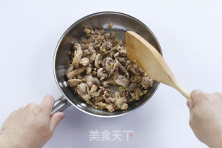 夏天吃对肉-鲜茶树菇爆炒鸭肉的做法步骤：3