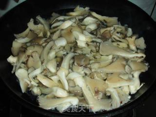鲜蘑炒肉片的做法步骤：2
