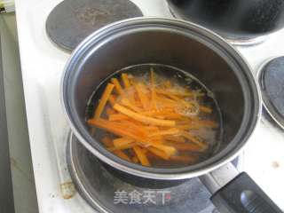 【辣泡菜炒面】花样炒面的做法步骤：2