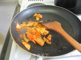 【辣泡菜炒面】花样炒面的做法步骤：5
