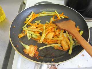 【辣泡菜炒面】花样炒面的做法步骤：7