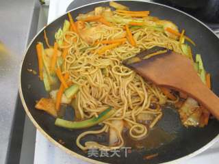 【辣泡菜炒面】花样炒面的做法步骤：9