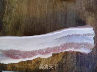 猪腩炒黄豆芽的做法步骤：2