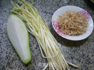 韭菜芽虾皮炒蒲瓜的做法步骤：1