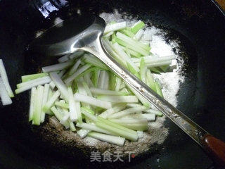 韭菜芽虾皮炒蒲瓜的做法步骤：6