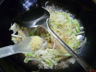韭菜芽虾皮炒蒲瓜的做法步骤：10
