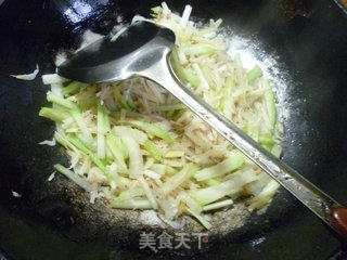 韭菜芽虾皮炒蒲瓜的做法步骤：11
