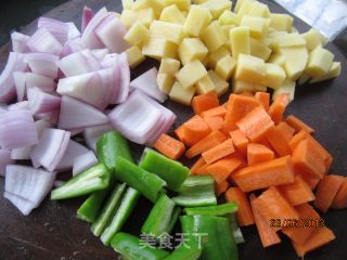 光灿灿的--咖喱牛肉的做法步骤：3