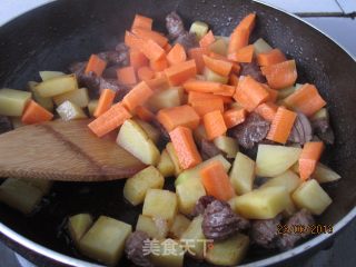 光灿灿的--咖喱牛肉的做法步骤：7