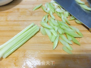 芹菜炒鱿鱼的做法步骤：3
