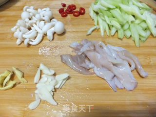 芹菜炒鱿鱼的做法步骤：6
