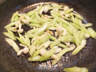 芹菜炒鱿鱼的做法步骤：10