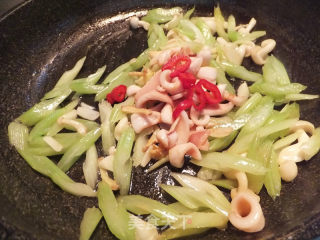 芹菜炒鱿鱼的做法步骤：11
