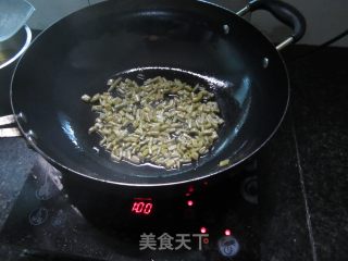 酸豆角炒猪耳朵的做法步骤：2