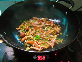 酸豆角炒猪耳朵的做法步骤：5