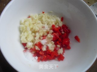 蒜蓉粉丝蒸丝瓜的做法步骤：2