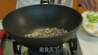 榄菜豆角炒蚬肉的做法步骤：3