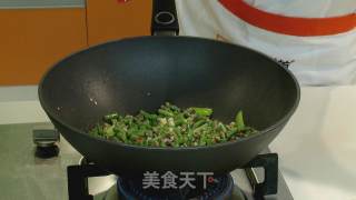 榄菜豆角炒蚬肉的做法步骤：5