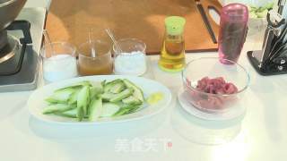 丝瓜肉片汤的做法步骤：1