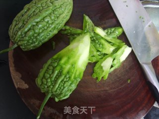 豆豉鲮鱼炒苦瓜的做法步骤：2
