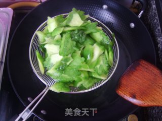 豆豉鲮鱼炒苦瓜的做法步骤：5