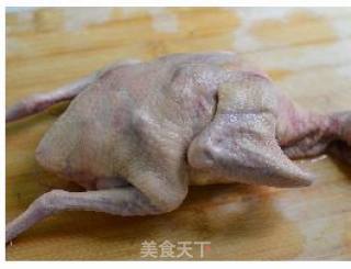 吊烧脆皮乳鸽的做法步骤：1