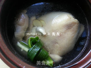 香菇炖鸡的做法步骤：2