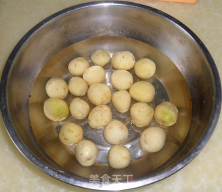 小土豆烧牛腩的做法步骤：1