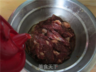 蚝油草菇牛柳的做法步骤：2