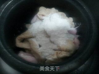 卤肥肠的做法步骤：1