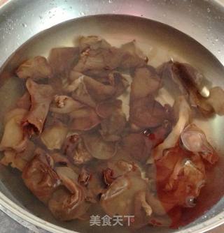 洋葱木耳炒鸡的做法步骤：2