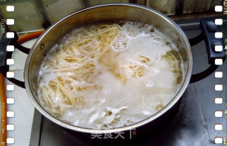 夏天面食之佳品———风味独特的豆芽韭菜凉面的做法步骤：1