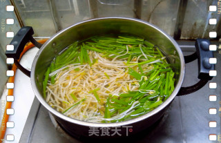 夏天面食之佳品———风味独特的豆芽韭菜凉面的做法步骤：2