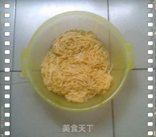 夏天面食之佳品———风味独特的豆芽韭菜凉面的做法步骤：3