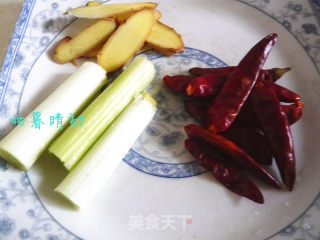 新疆大盘鸡的做法步骤：1