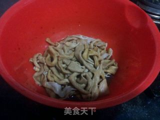 泡椒鸭肠的做法步骤：1