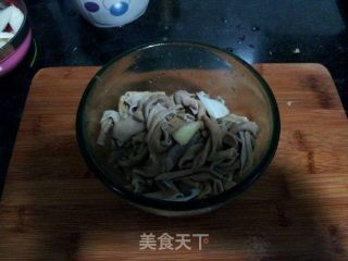 泡椒鸭肠的做法步骤：2