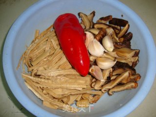 【竹笋香菇焖排骨】----营养美味的组合的做法步骤：2