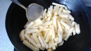 干煸土豆条的做法步骤：2