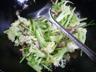 芹菜风干肉炒花菜的做法步骤：9