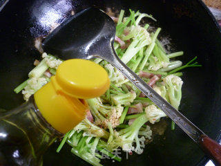 芹菜风干肉炒花菜的做法步骤：10