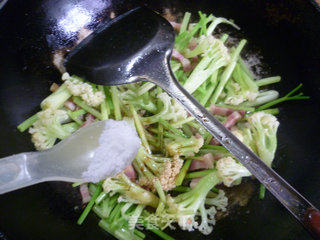 芹菜风干肉炒花菜的做法步骤：11