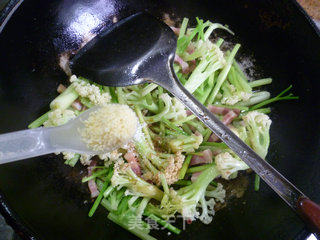 芹菜风干肉炒花菜的做法步骤：12