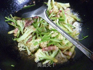芹菜风干肉炒花菜的做法步骤：13
