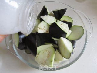 豆瓣茄子炒油条的做法步骤：1