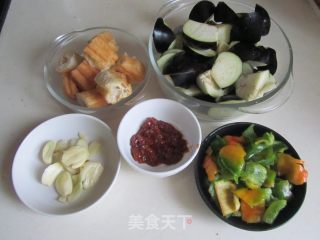 豆瓣茄子炒油条的做法步骤：2