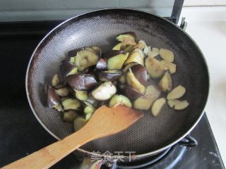 豆瓣茄子炒油条的做法步骤：7